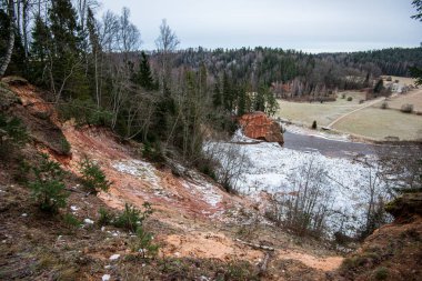 ormanda nehir kıyısında doğal kum taş kayalıklar