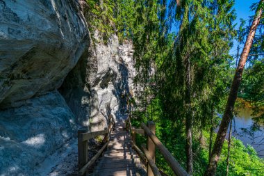 ormanda nehir kıyısında doğal kum taş kayalıklar