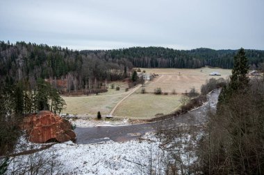 ormanda nehir kıyısında doğal kum taş kayalıklar