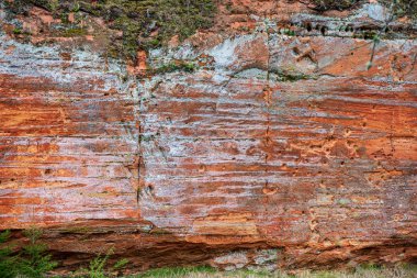 ormanda nehir kıyısında doğal kum taş kayalıklar