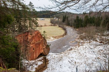 ormanda nehir kıyısında doğal kum taş kayalıklar