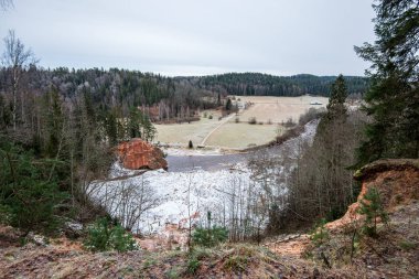 ormanda nehir kıyısında doğal kum taş kayalıklar