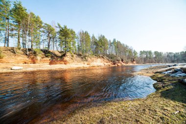 ormanda nehir kıyısında doğal kum taş kayalıklar