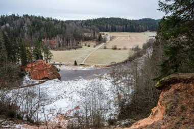 ormanda nehir kıyısında doğal kum taş kayalıklar