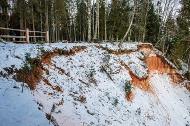 ormanda nehir kıyısında doğal kum taş kayalıklar