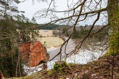 ormanda nehir kıyısında doğal kum taş kayalıklar