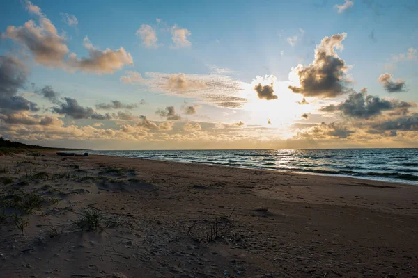 Playa de mar vacía en verano con olas y nubes rotas — Foto de Stock