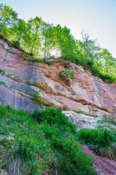 森林中河岸上的天然沙石悬崖 — 图库照片