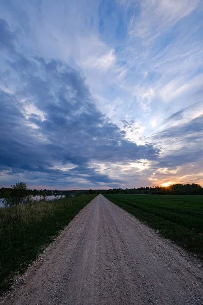 Campo de grava sucio camino de grava en verano — Foto de Stock