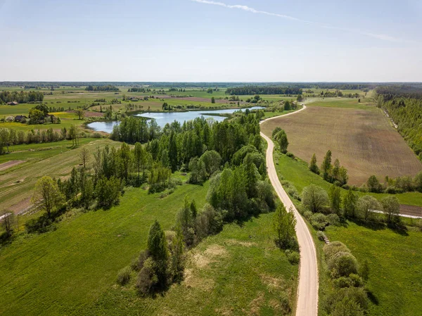 Flygvy över landsbygdsområden och skogar i gröna sommar da — Stockfoto