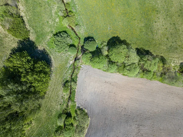 Vista aérea de campos rurais e florestas em verde verão da — Fotografia de Stock