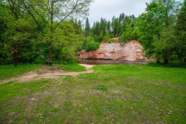森林中河岸上的天然沙石悬崖 — 图库照片