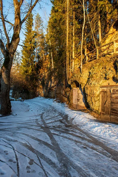 Acantilados de piedra de arena natural en la orilla del río en el bosque —  Fotos de Stock