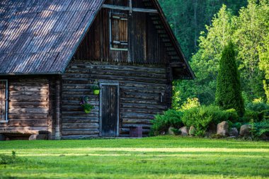 kırsal eski ahşap kalas yapı yapısı
