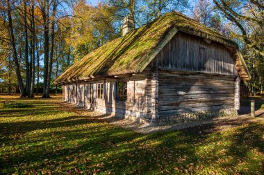 kırsal eski ahşap kalas yapı yapısı