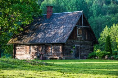 kırsal eski ahşap kalas yapı yapısı