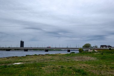 doğal ağaçlar ve yeşil otlaklar ile ilkbaharda nehir kıyısı