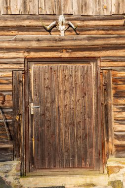 kırsal eski ahşap kalas yapı yapısı