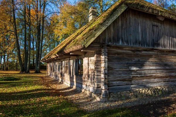 Vieja estructura de madera de la construcción de tablón en el campo — Foto de Stock