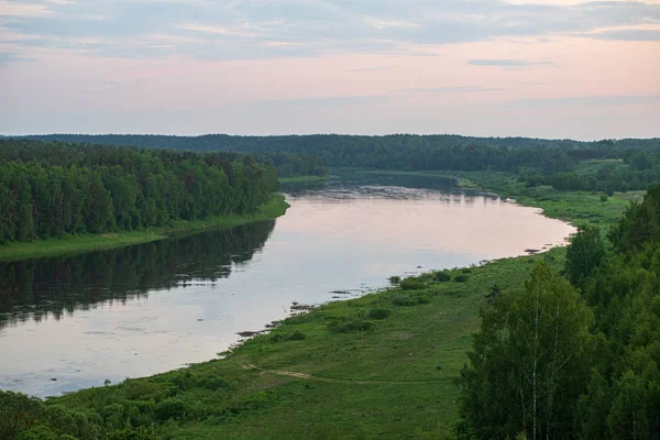 Vista panoramica sul fiume paesaggio di foresta torrente roccioso con alberi su — Foto Stock