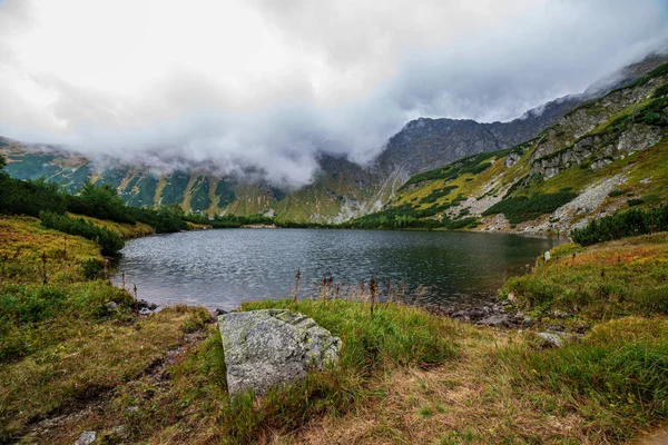 Slovensko Tatra horská jezera v mlhavém počasí — Stock fotografie