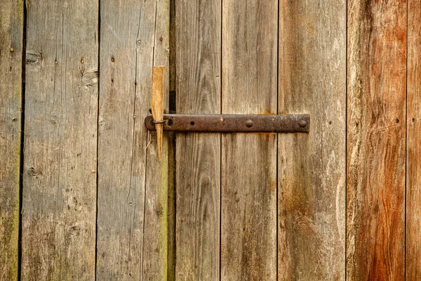 Alte Holzplankenkonstruktion im Grünen — Stockfoto