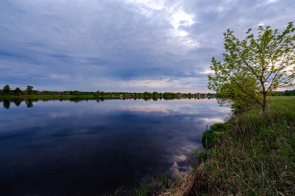 doğal ağaçlar ve yeşil otlaklar ile ilkbaharda nehir kıyısı