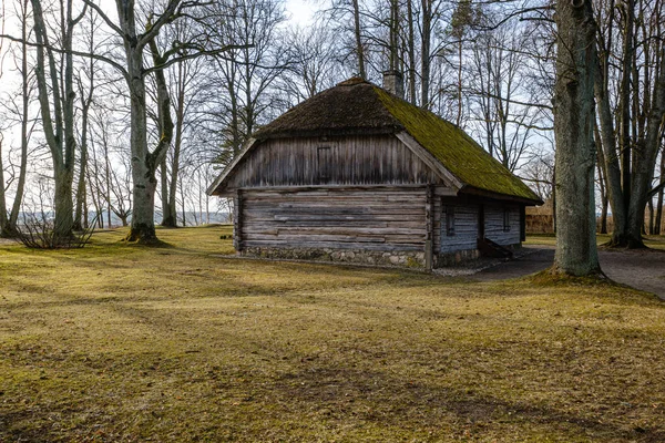 Vieja estructura de madera de la construcción de tablón en el campo — Foto de Stock