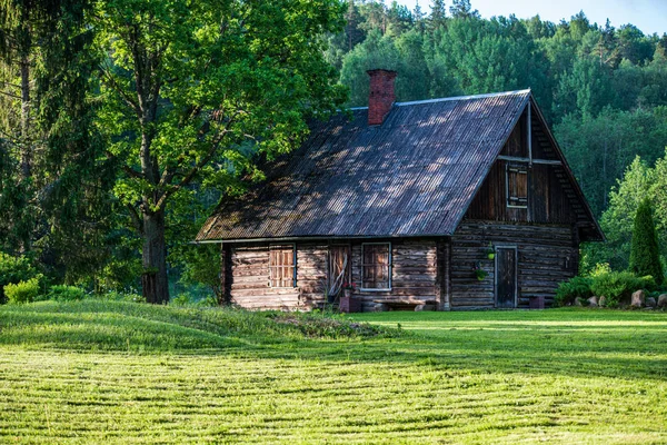 Старое деревянное здание в сельской местности — стоковое фото