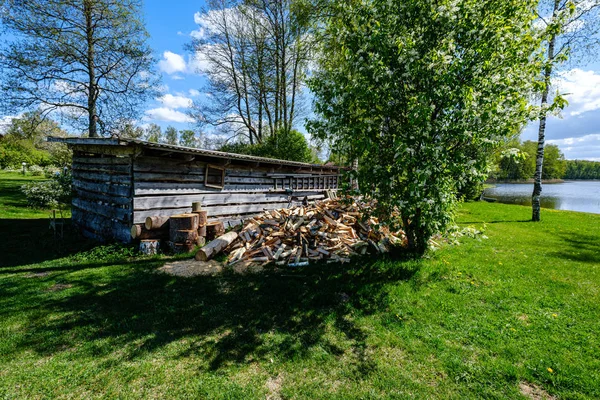 Vieja estructura de madera de la construcción de tablón en el campo — Foto de Stock