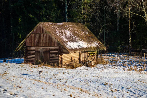 Stará dřevěná stavba na venkově — Stock fotografie