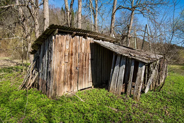 Old wooden plank building structure in countryside — Stock Photo, Image