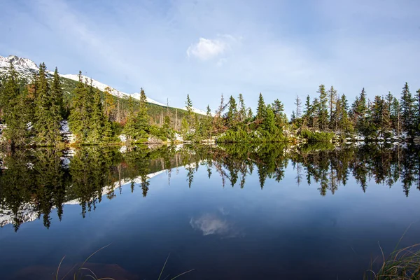 Słowacja Tatry górskie jeziora w mglistej pogody — Zdjęcie stockowe