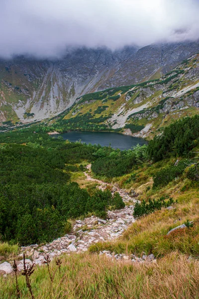 Słowacja Tatry górskie jeziora w mglistej pogody — Zdjęcie stockowe