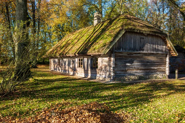 kırsal eski ahşap kalas yapı yapısı