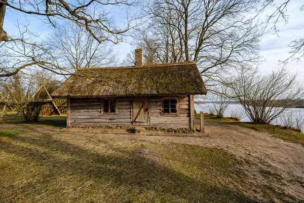 Gammal trä planka byggnadsstruktur på landsbygden — Stockfoto