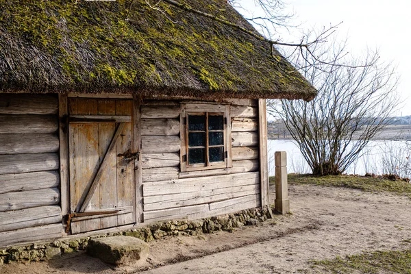 Vieja estructura de madera de la construcción de tablón en el campo — Foto de Stock