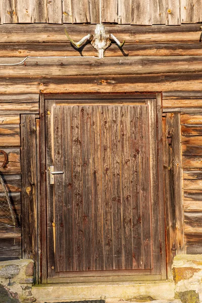 kırsal eski ahşap kalas yapı yapısı