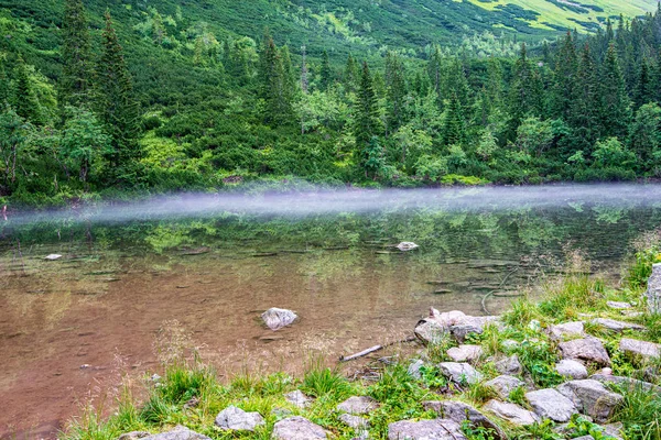 Sisli havalarda slovakya Tatra dağ gölleri — Stok fotoğraf