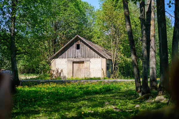 Старое деревянное здание в сельской местности — стоковое фото