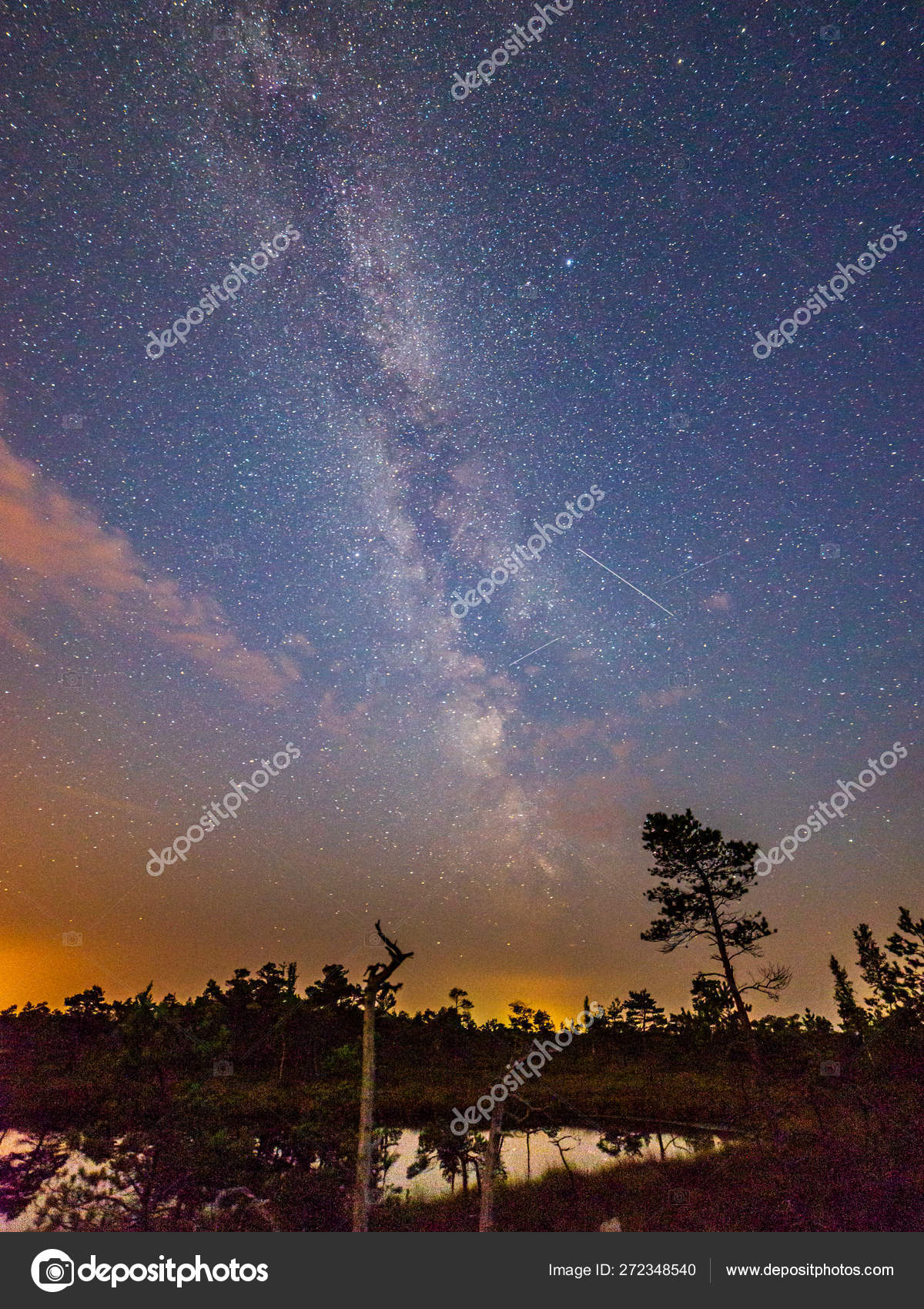 夜空与星星和云在长曝光拍摄 图库照片 C Martinsvanags