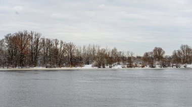 kışın deniz plajında buz blokları