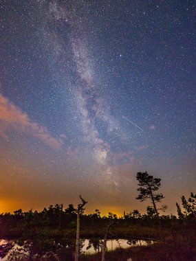 uzun pozlama atış yıldız ve bulutlar ile gece gökyüzü