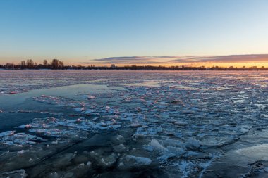 kış kırsalında donmuş nehir