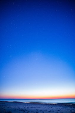 uzun pozlama atış yıldız ve bulutlar ile gece gökyüzü