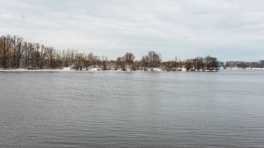 kışın deniz plajında buz blokları