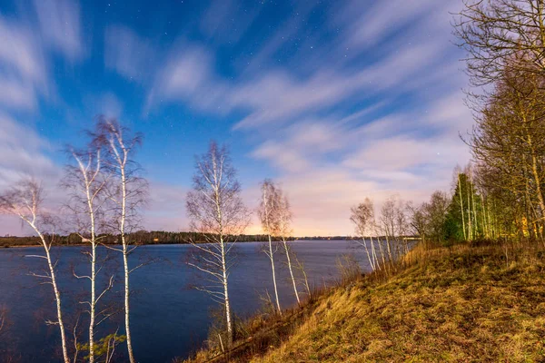 Nachthimmel mit Sternen und Wolken in Langzeitbelichtung — Stockfoto