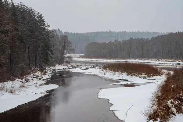 겨울 시골의 얼어 붙은 강 — 스톡 사진