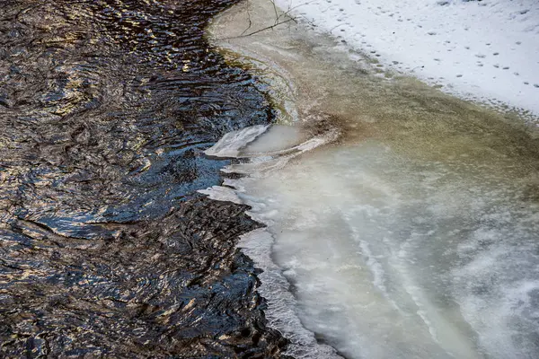Заморожена річка в зимовій сільській місцевості — стокове фото