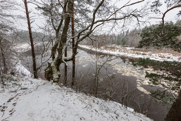 Rivière gelée dans la campagne hivernale — Photo